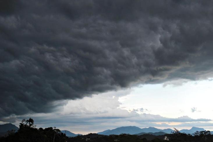 Frente fria avança por Santa Catarina e traz temporais com raios, vento forte e queda de granizo