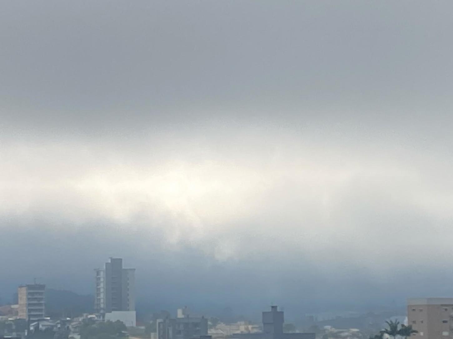 Frente fria avança por SC e traz temporais, vendavais e risco de granizo até sexta-feira
