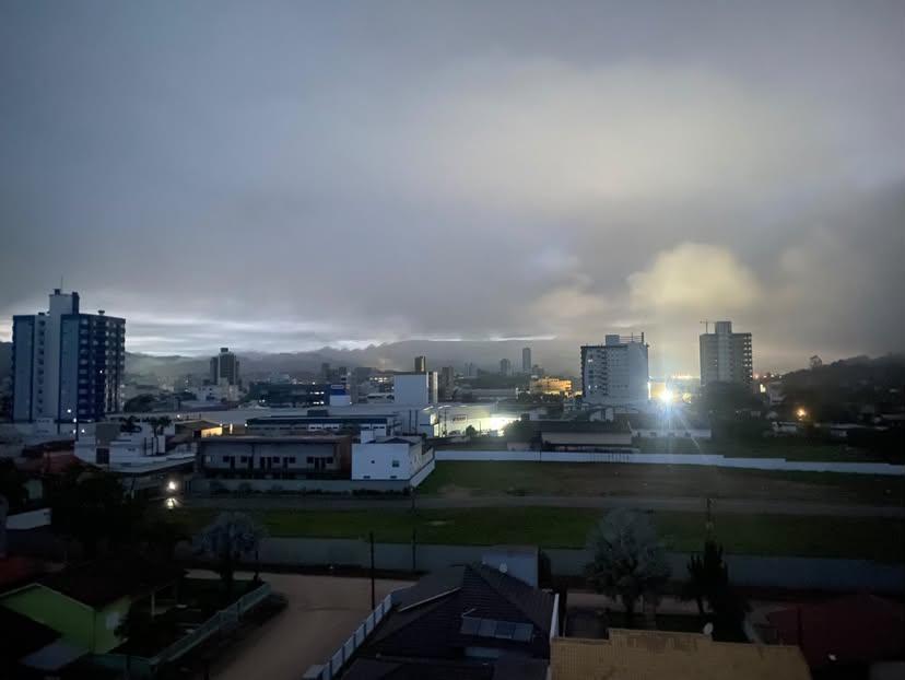 Frente fria e baixa pressão colocam SC em alerta máximo para chuva volumosa, enxurradas e temporais