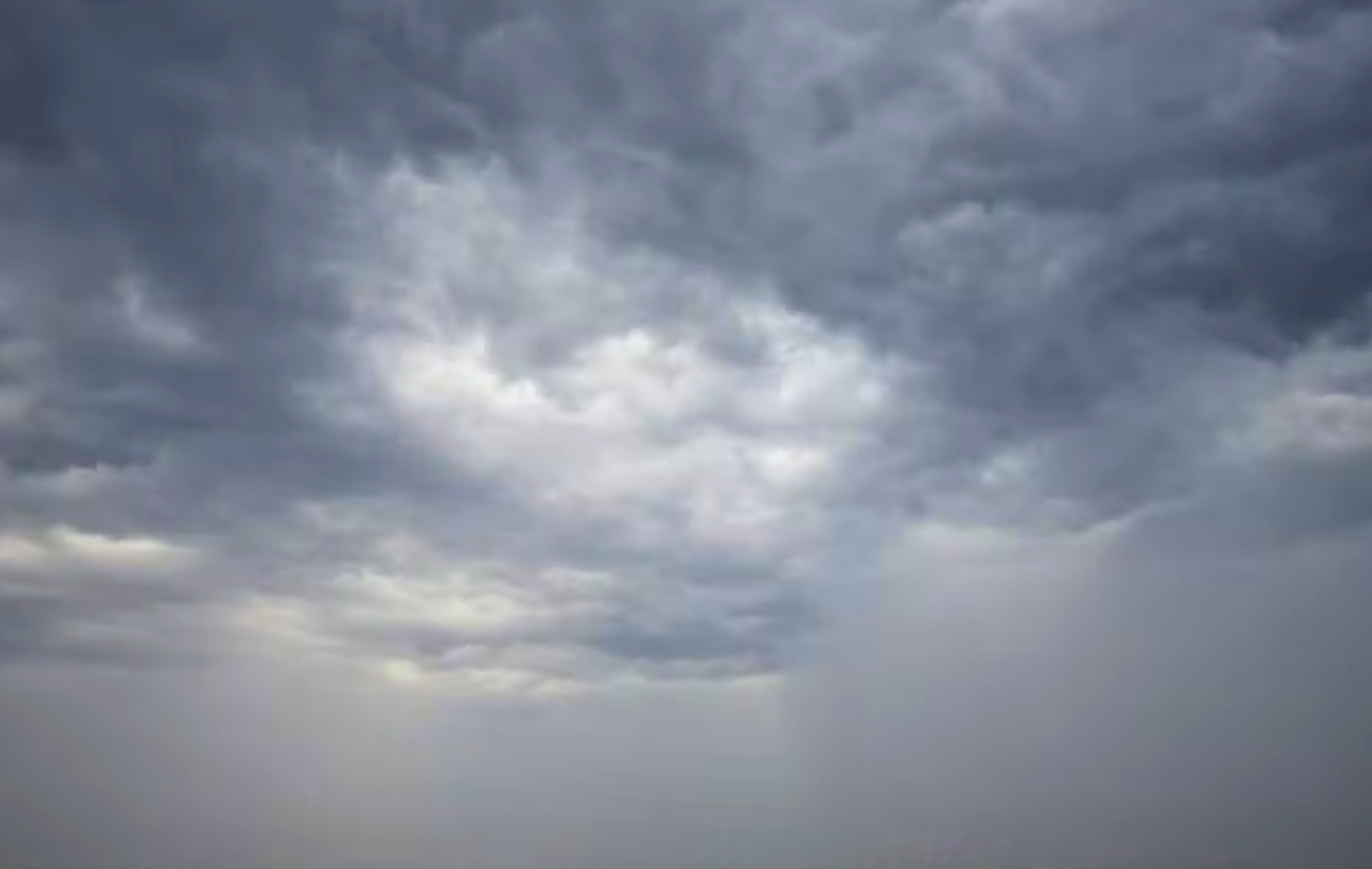Frente fria mantém alerta para chuva persistente, temporais, mar agitado e frio em SC