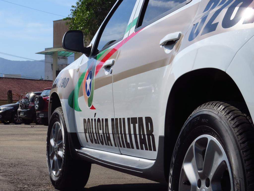 Homem morre em confronto com a PM após manter mulher e criança em cárcere privado em SC