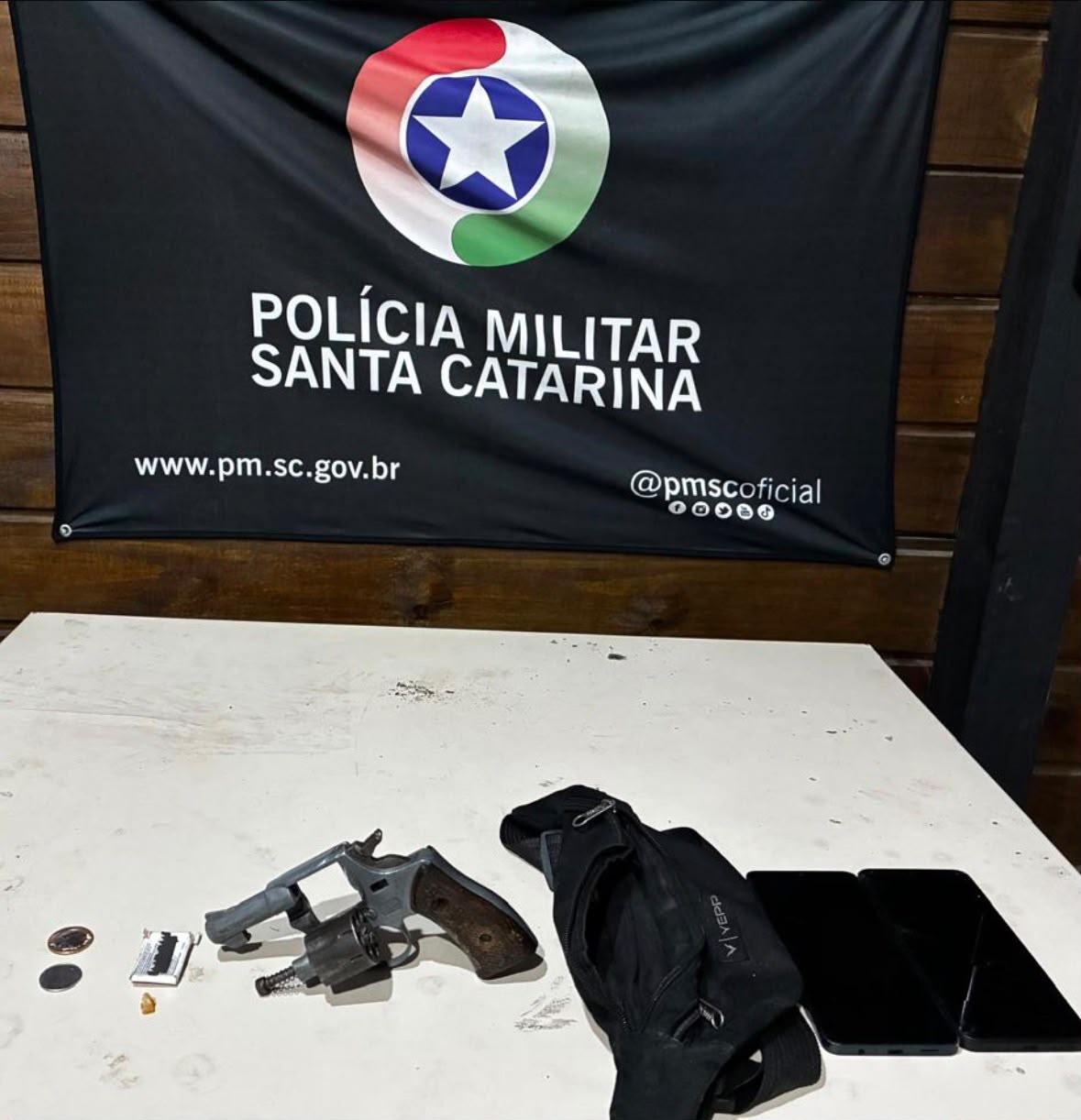 Homem tenta fugir da PM e é preso com revólver calibre .32 e crack em Laguna