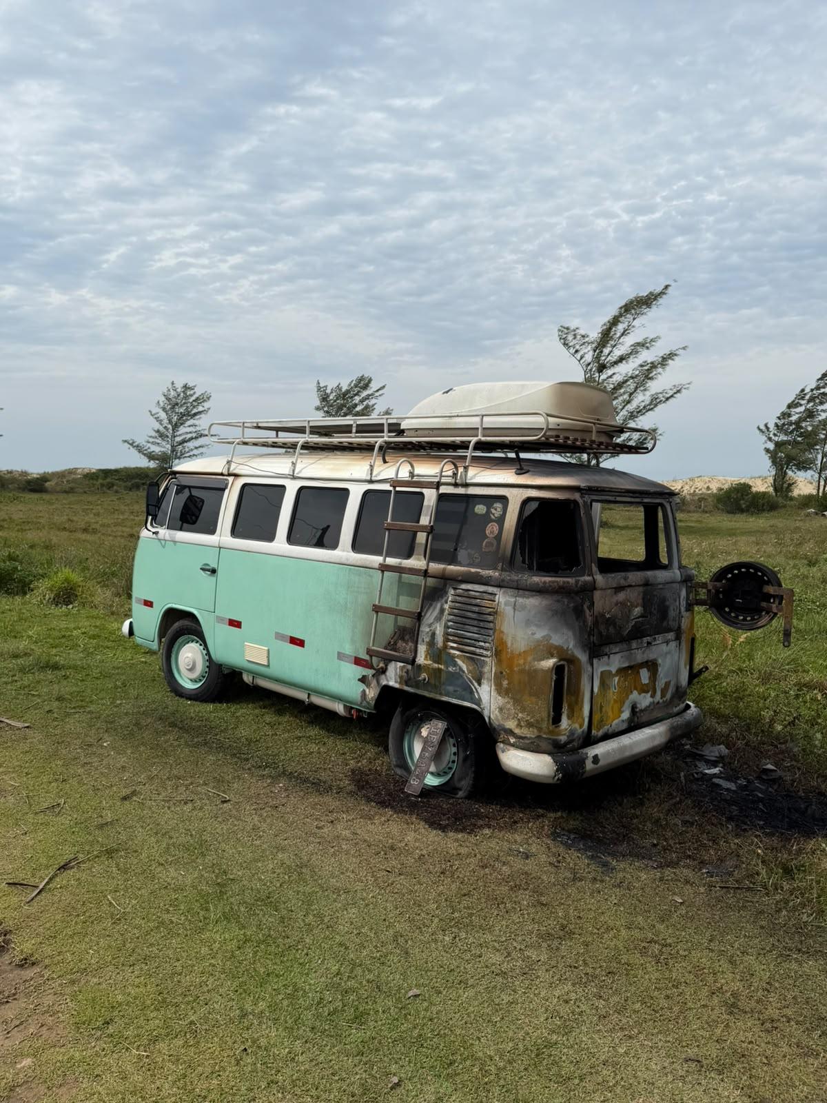 Incêndio destrói Kombi motorhome na Avenida Beira-Mar em Imbituba