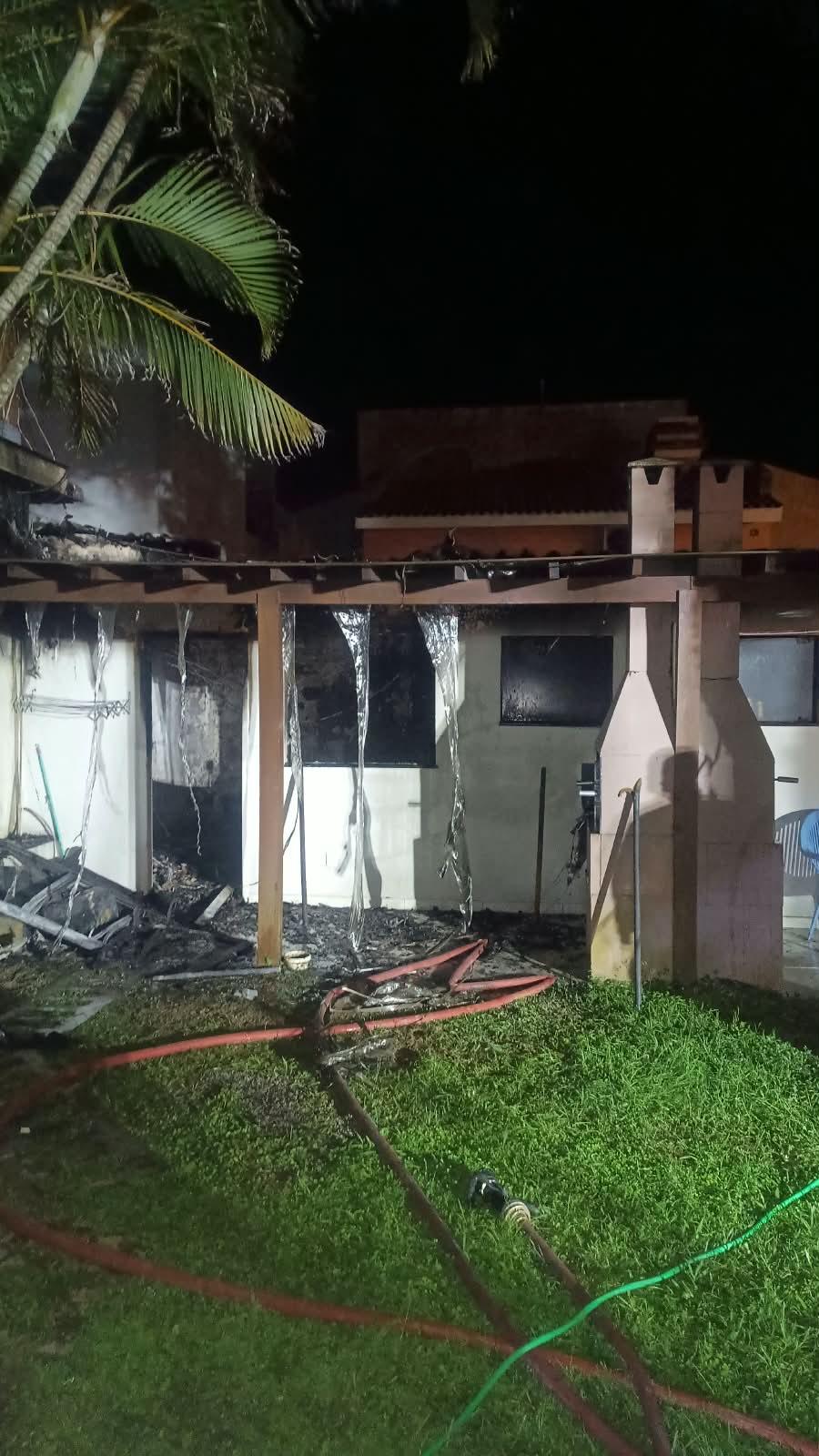 Incêndio em pousada deixa um homem morto e mobiliza socorristas no Centro de Garopaba