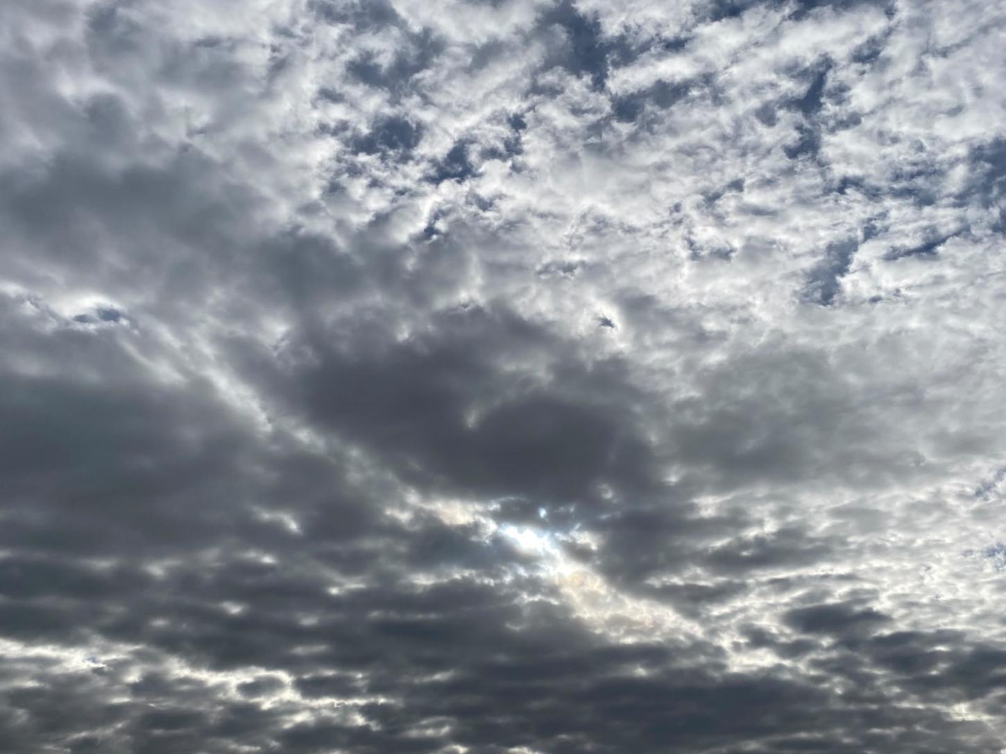 Instabilidade e ar frio mantêm chuva intermitente, mar agitado e baixas temperaturas em SC