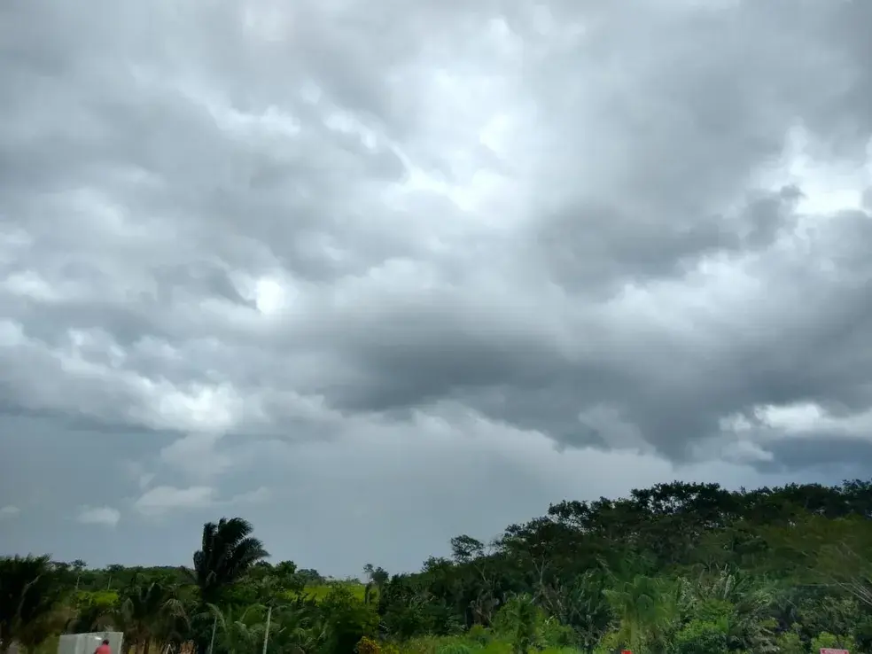 Instabilidade retorna a Santa Catarina com temporais, granizo e chegada de frente fria