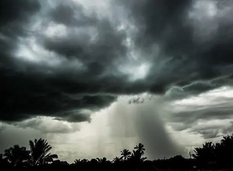 Instabilidade se mantém em Santa Catarina com alerta de tempestades severas, granizo e chuva persistente