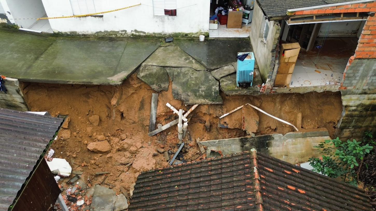 Prefeitura acompanha situação após deslizamento no bairro Floresta e presta assistência às famílias
