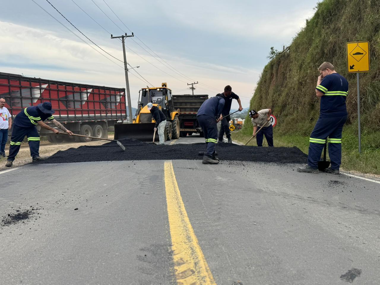 Prefeitura de São Ludgero instala novos redutores de velocidade em três comunidades