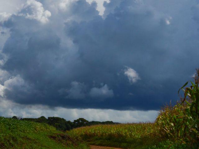 Sábado mantém alerta para temporais, granizo e chuva persistente em SC; tempo melhora no domingo