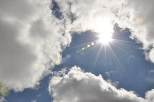 Tempo volta a firmar em Santa Catarina com predomínio de sol, calor acima de 30°C e alerta de mar agitado