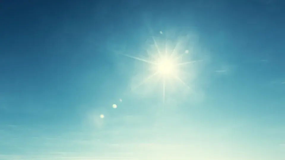 Terça-feira mantém tempo firme e calor atípico com máximas acima de 32°C em Santa Catarina