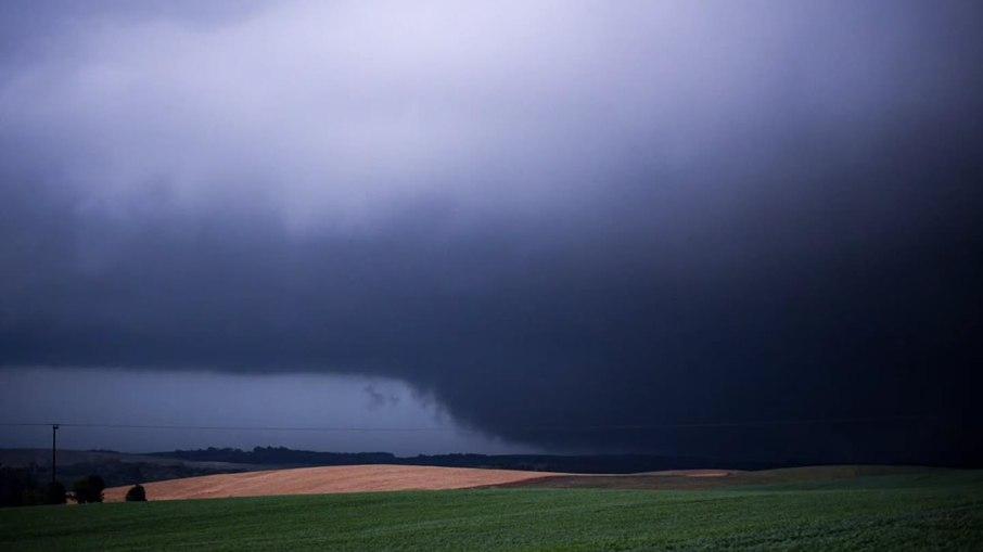 Tornado do tipo 'wedge' é registrado por caçadores de tempestades no Oeste de Santa Catarina