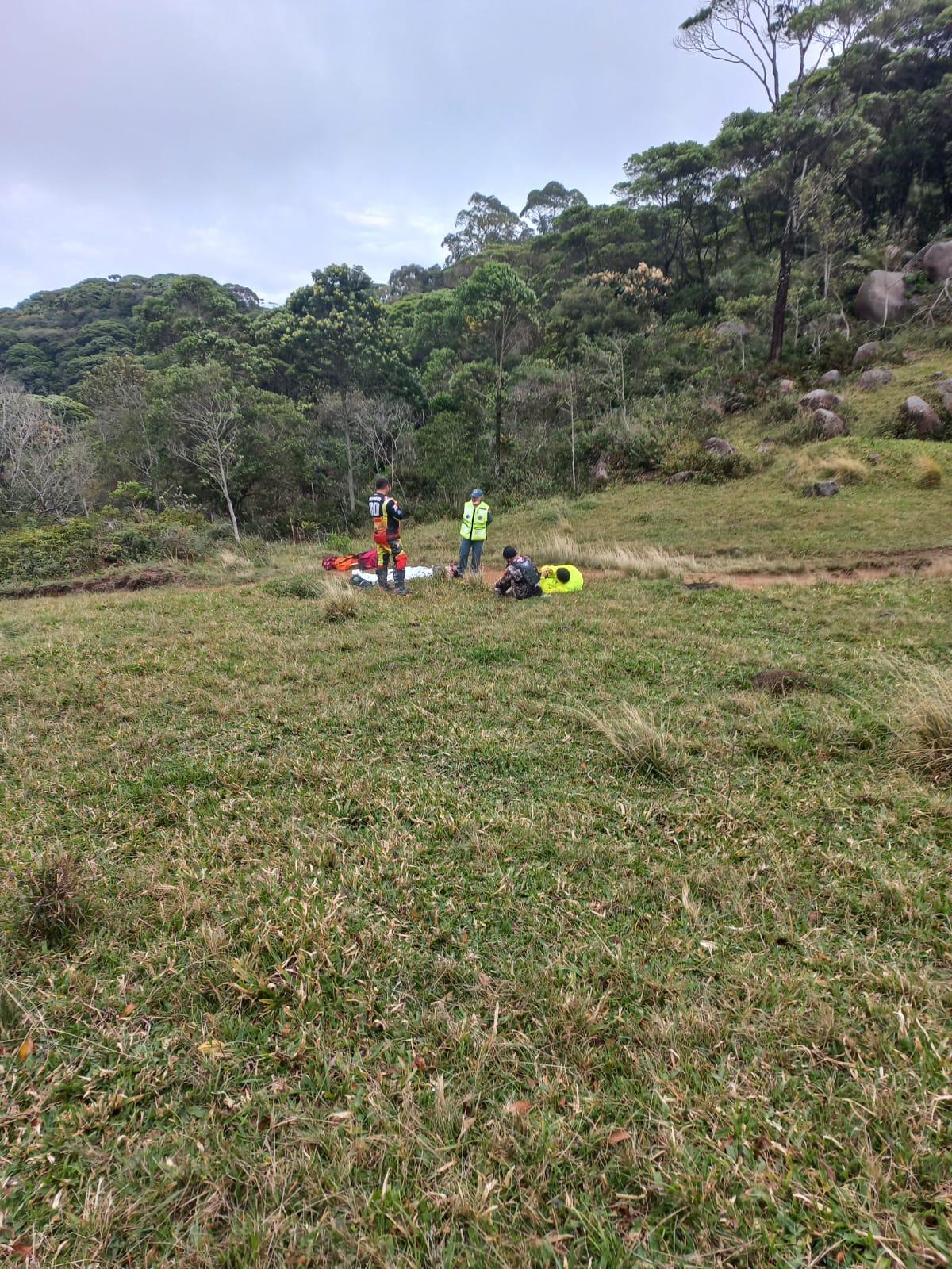 Trilheiro é resgatado pelos Bombeiros após colisão entre motos no Morro de Fátima em Armazém
