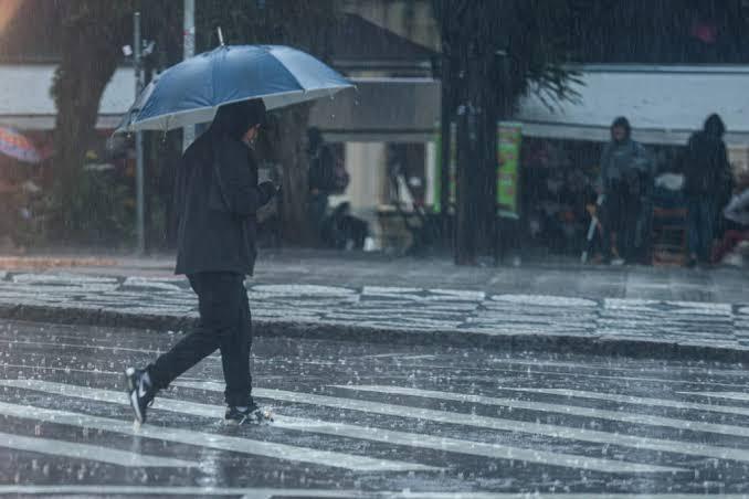 Ar frio derruba temperaturas para 1°C na Serra e agitação marítima deixa costa de Santa Catarina em alerta