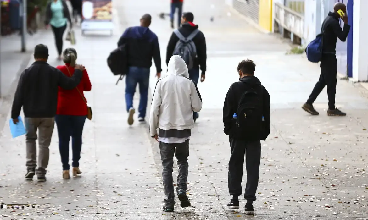 Ar seco e frio derruba mínimas para até 1°C em SC com mar agitado; calor volta na quinta-feira (24)