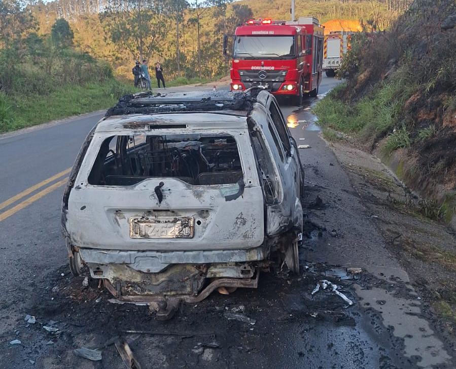 Bombeiros combatem incêndio em automóvel e área de mata na Estrada Geral Santa Rosa de Lima