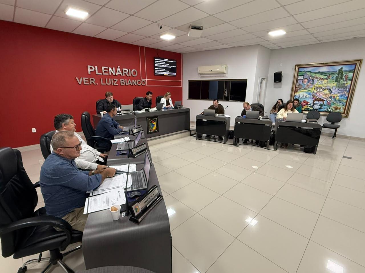 Câmara de São Ludgero aprova por unanimidade novas regras para saneamento básico, direitos da mulher e proteção à pessoa idosa