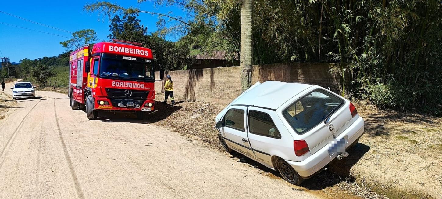 Carro sai da pista, bate em coqueiro e deixa duas pessoas feridas na zona rural de Armazém