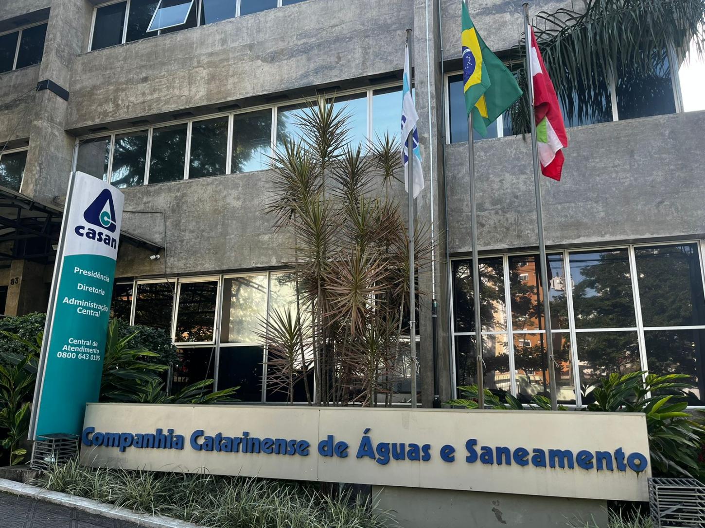 Casan abre concurso público com salários de até R$ 12,6 mil para atuação em várias regiões de Santa Catarina