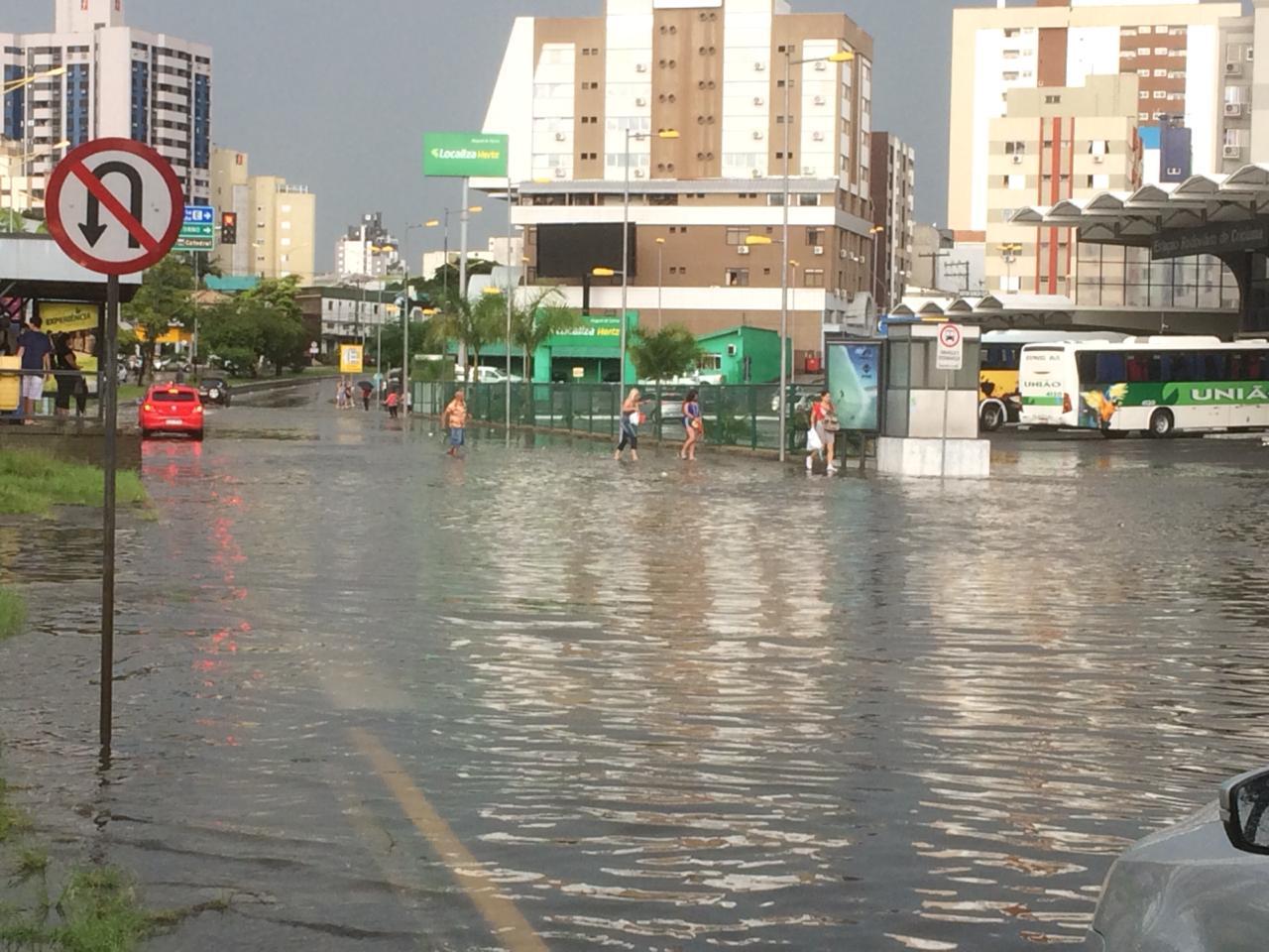 Chuvas severas afetam 63 municípios em Santa Catarina; 11 cidades decretam emergência e desabrigados passam de 300