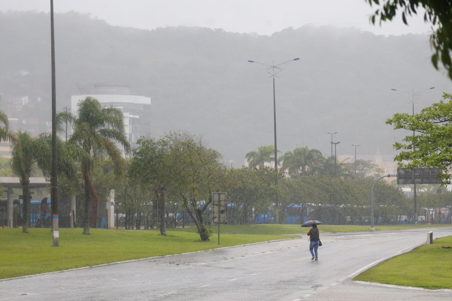 Ciclone extratropical e frente estacionária colocam Santa Catarina em alerta para temporais severos e ventos acima de 90 km/h