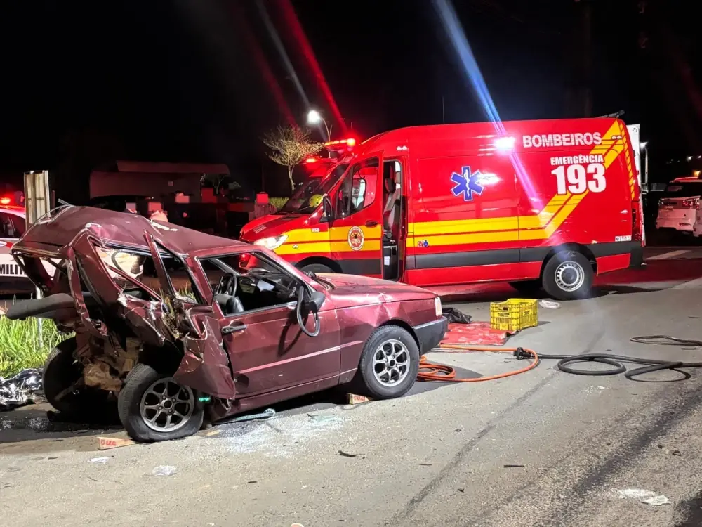 Colisão traseira na Rodovia Luiz Rosso envolve Corolla e Fiat Uno na noite de segunda-feira