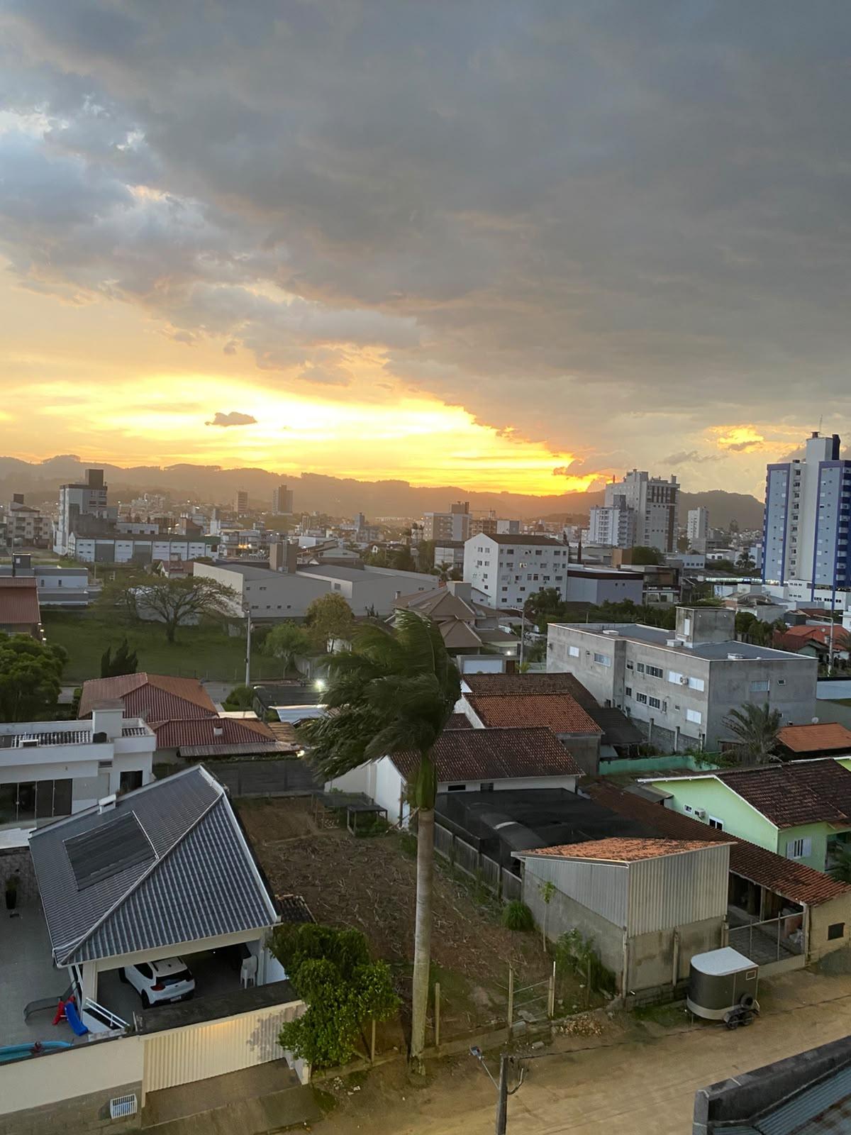 Frente fria traz risco alto a muito alto de tempestades severas, enxurradas e vendaval a Santa Catarina nesta segunda