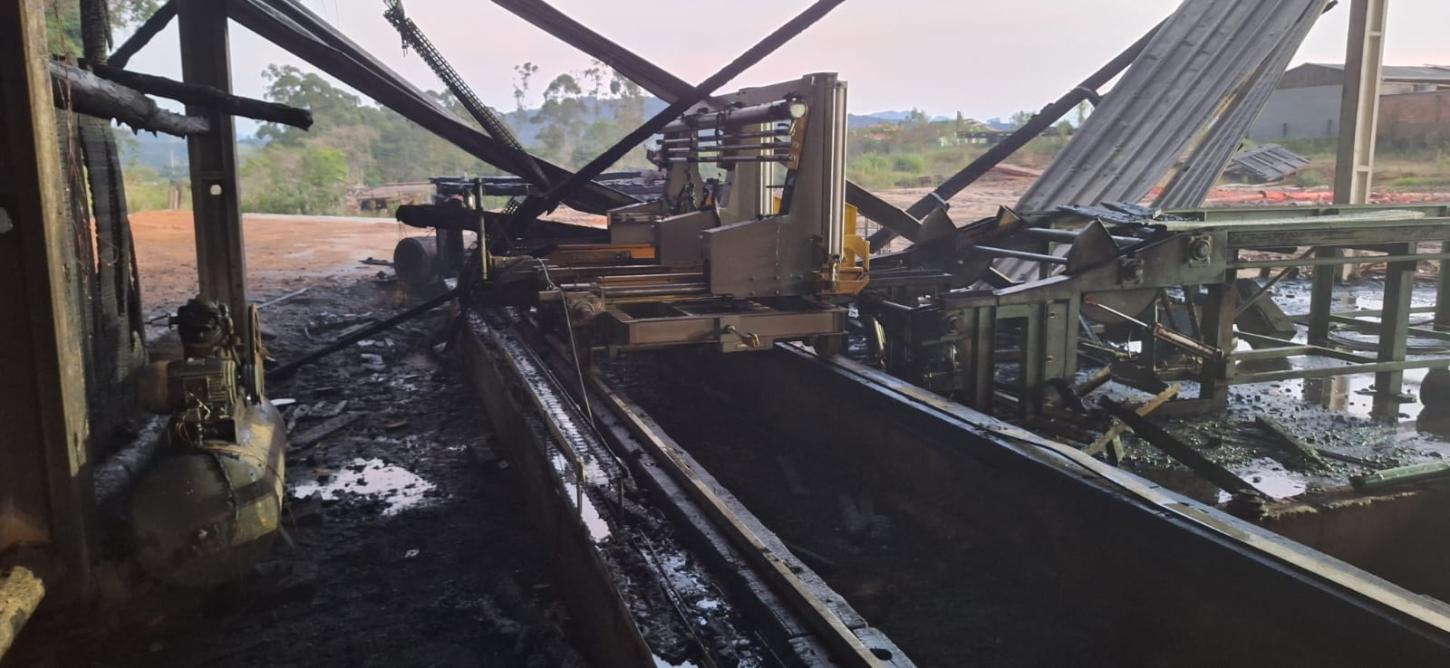 Incêndio de grandes proporções atinge galpão industrial de madeira na madrugada em Braço do Norte