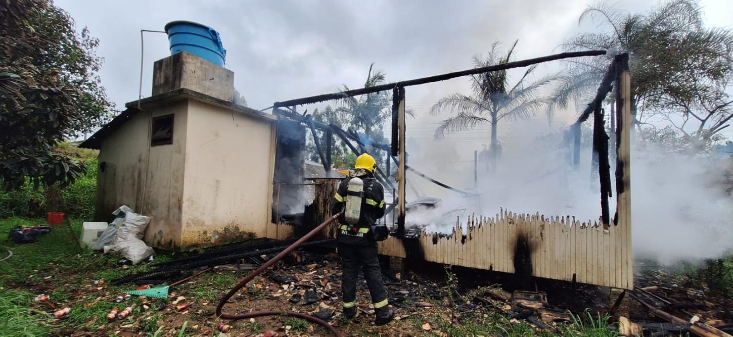 Incêndio destrói residência de madeira no Baixo Pinheiral em Braço do Norte