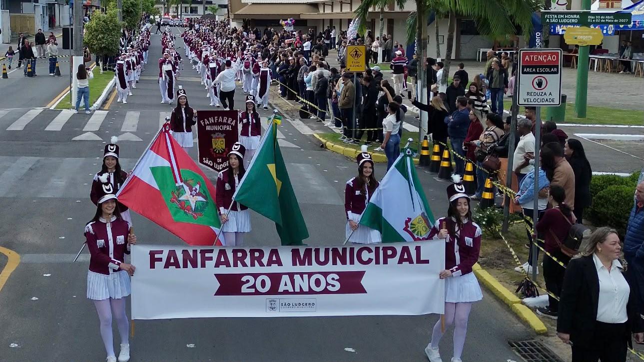 Milhares de famílias lotam a avenida central no grandioso Desfile Cívico de São Ludgero