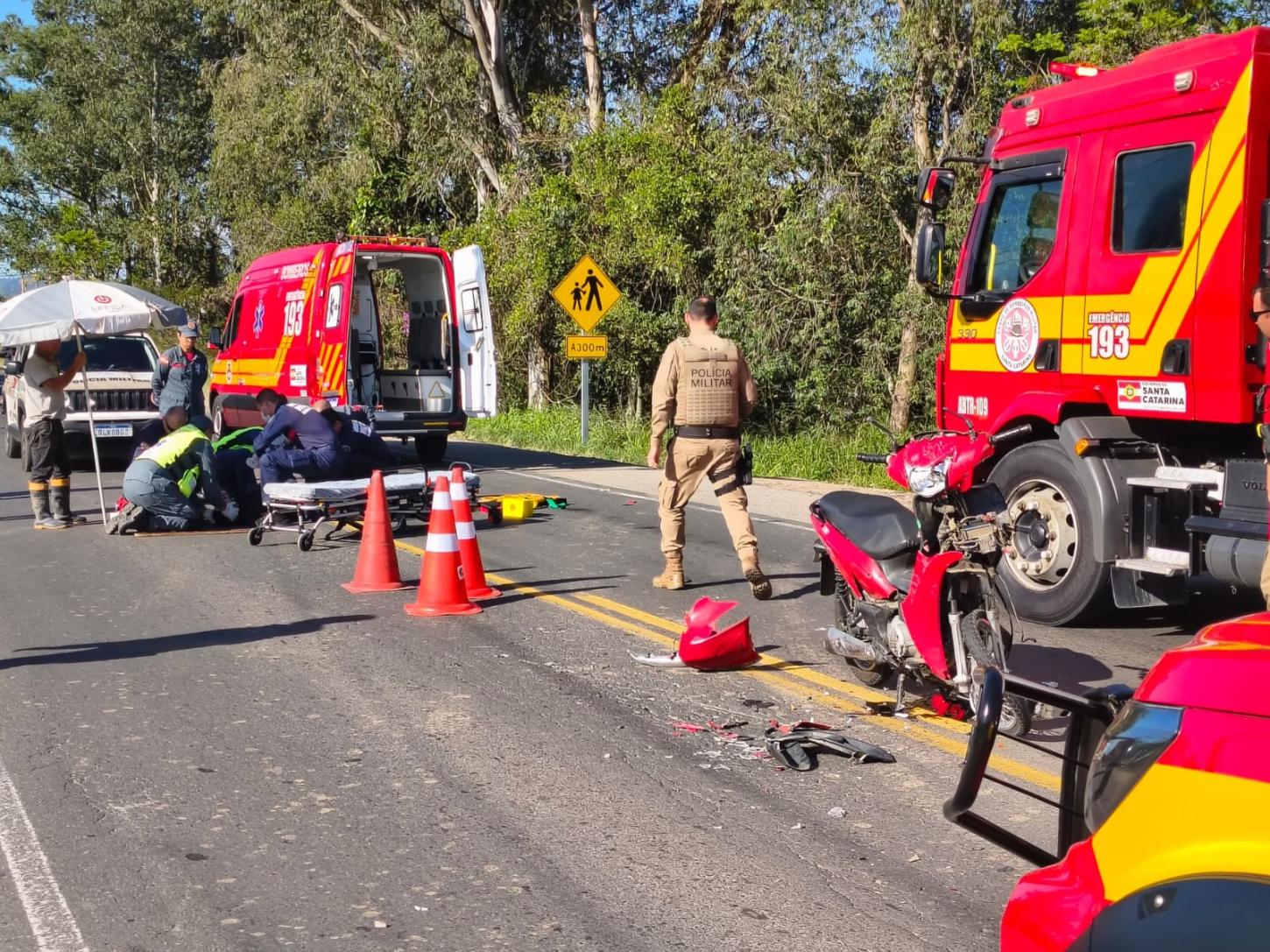 Motociclista de 30 anos sofre fraturas após colisão frontal com van na SC-370 em Tubarão