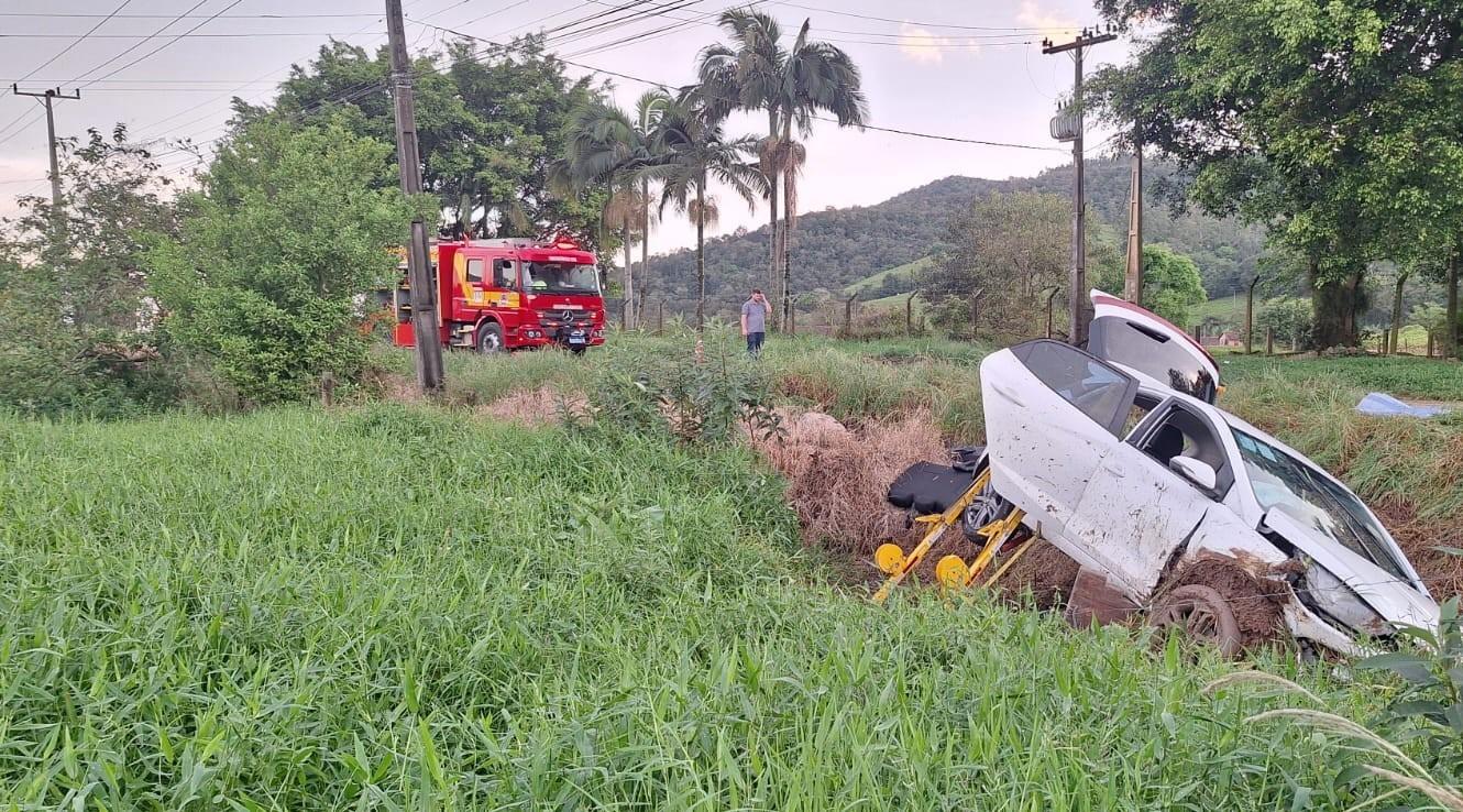 Mulher de 72 anos fica presa às ferragens após saída de pista na SC-370 em Braço do Norte