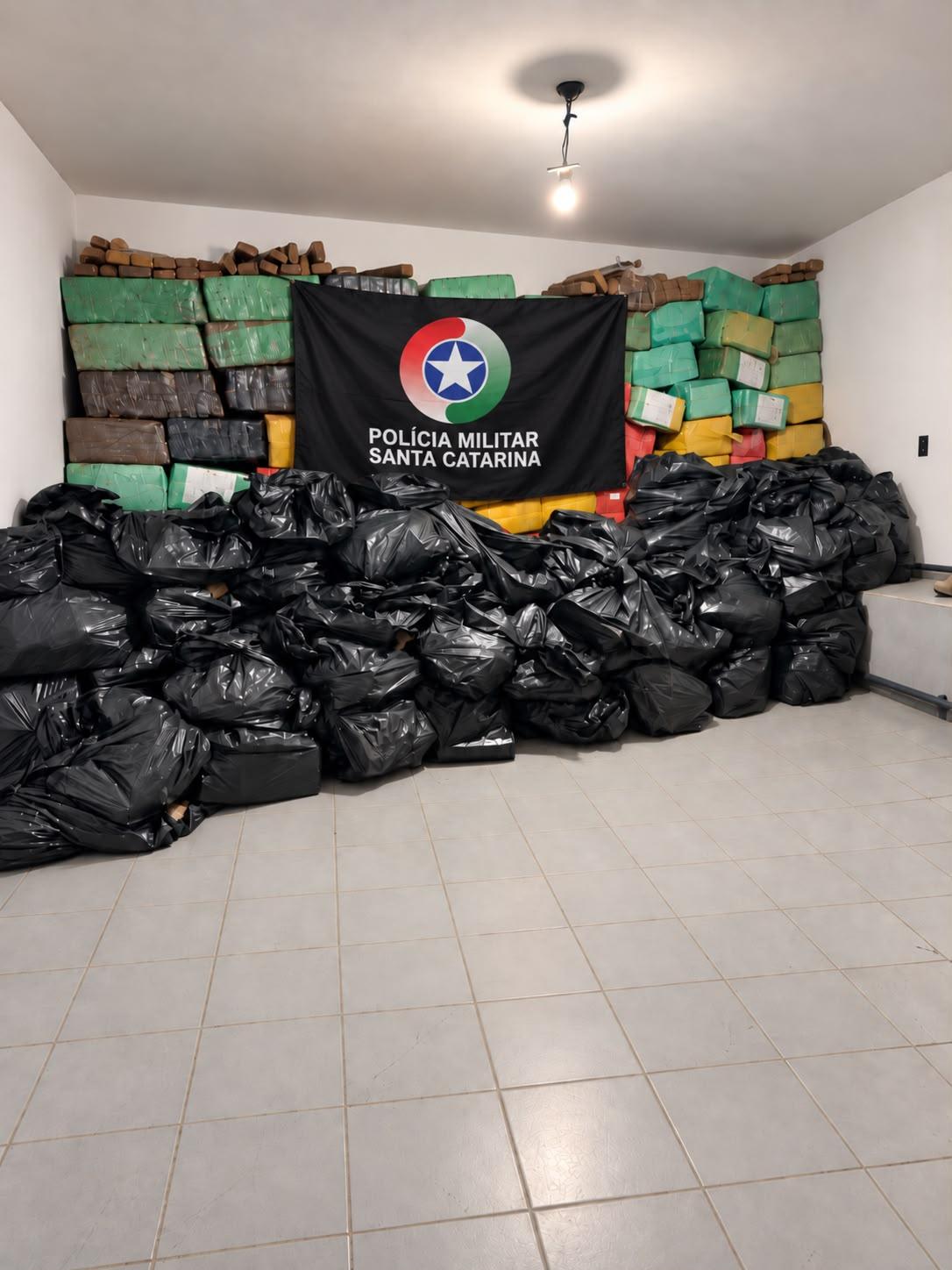 Operação do Batalhão de Polícia de Choque resulta em prisão de homem de 27 anos no bairro Alto Aririú