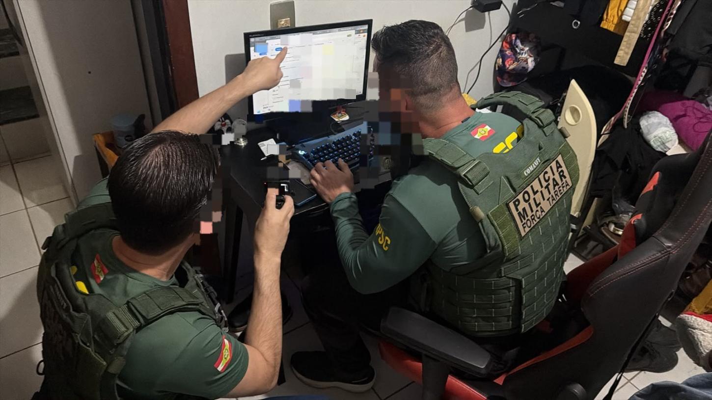 Operação mira esquema de golpes virtuais em renegociação de dívidas e cumpre mandados em Santa Catarina e no RS