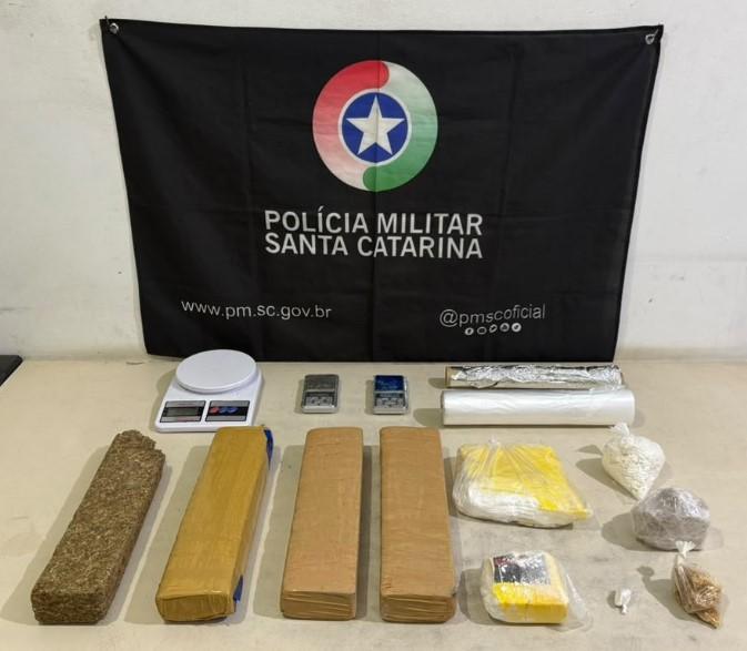 Polícia Militar apreende mais de 5 kg de drogas em Passo de Torres