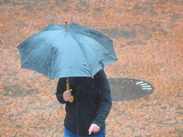 Semana começa com frio persistente, predomínio de nuvens e chuva contínua do Norte ao Litoral de Santa Catarina