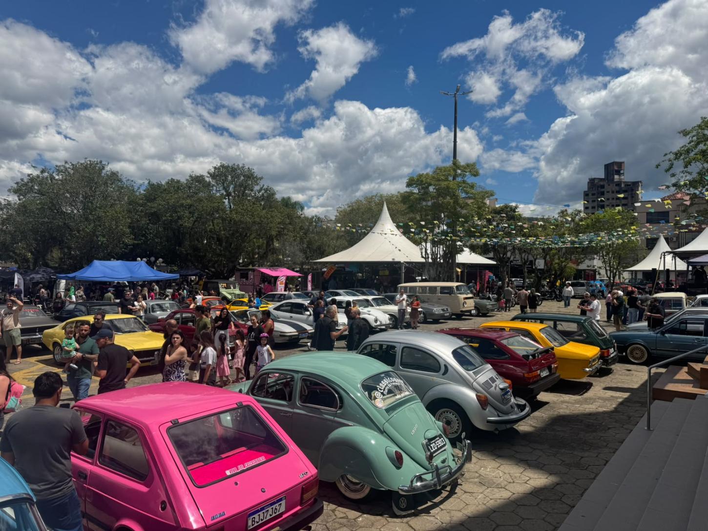 8º Encontro de Carros Antigos movimenta Praça Padre Röer em Braço do Norte