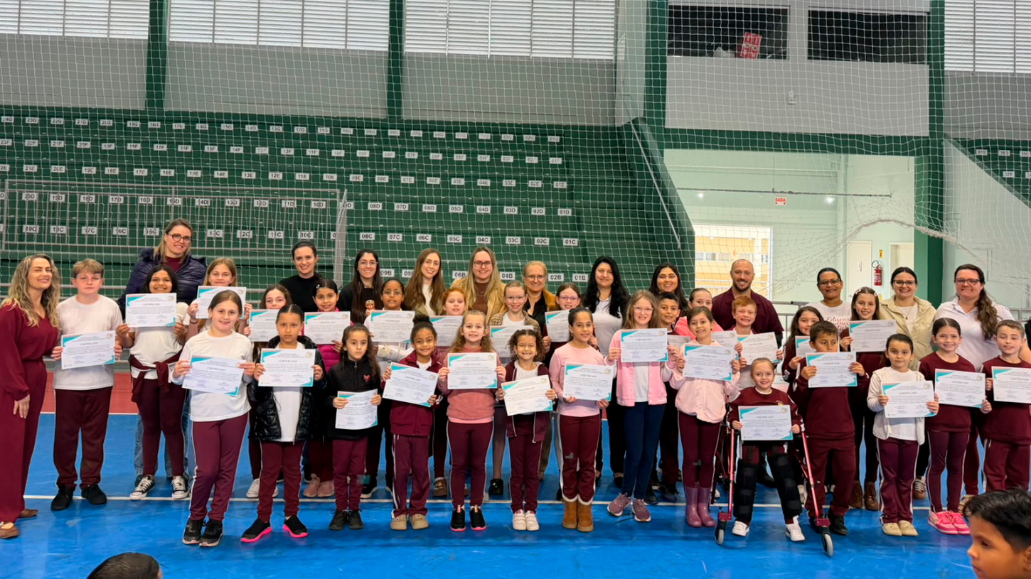 Alunos destaques do 2º trimestre do Ensino Fundamental recebem homenagem em São Ludgero
