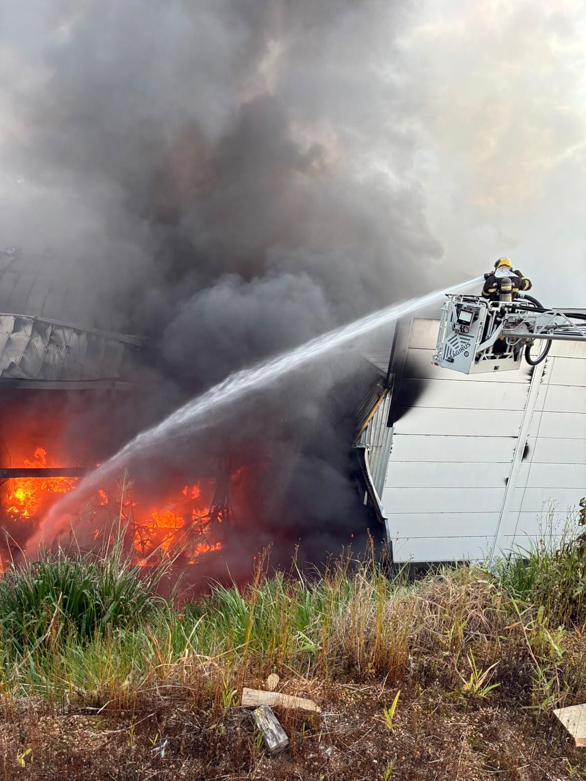 Bombeiros combatem novos focos de reignição em fábrica de ração em São Ludgero