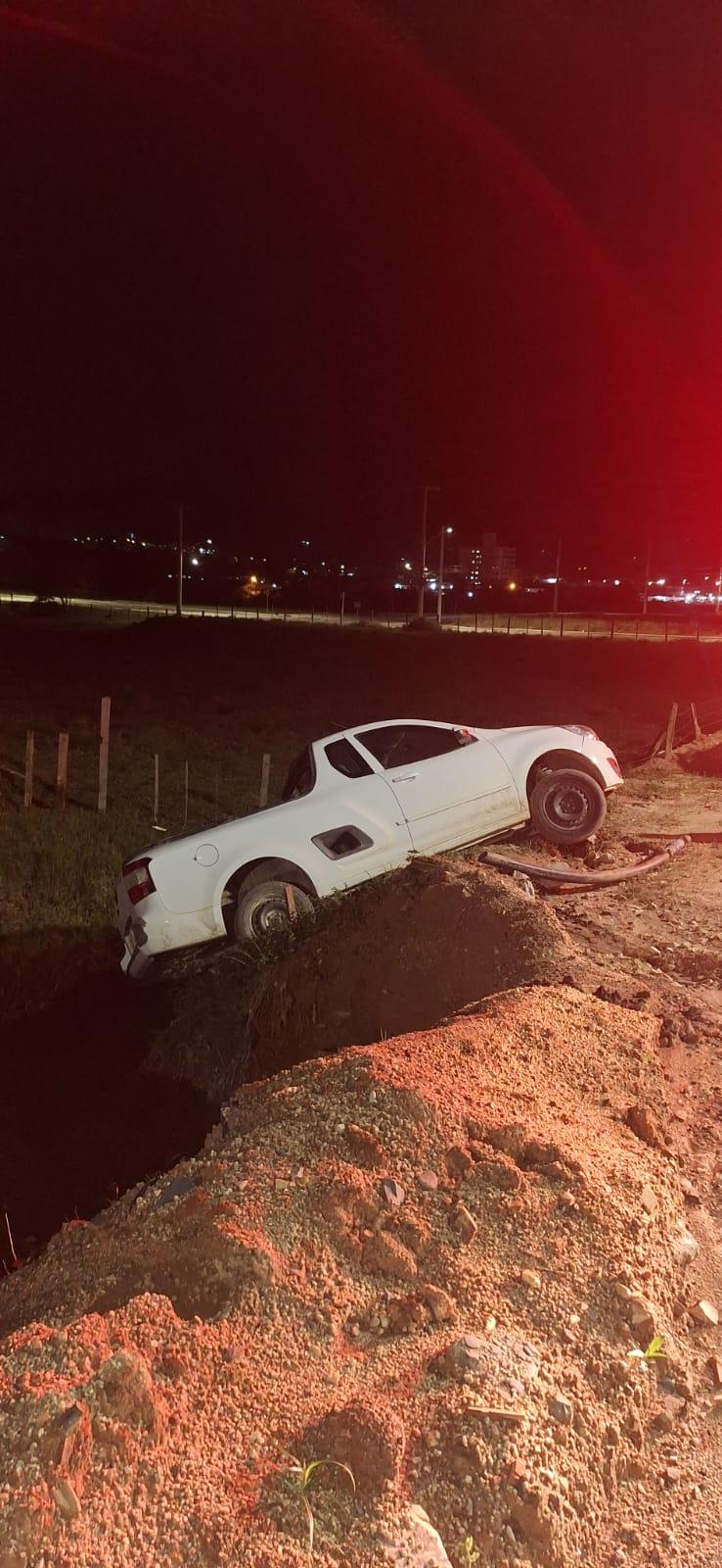 Carro cai em barranco e fica prestes a tombar em riacho no bairro Santa Paulina, em Braço do Norte