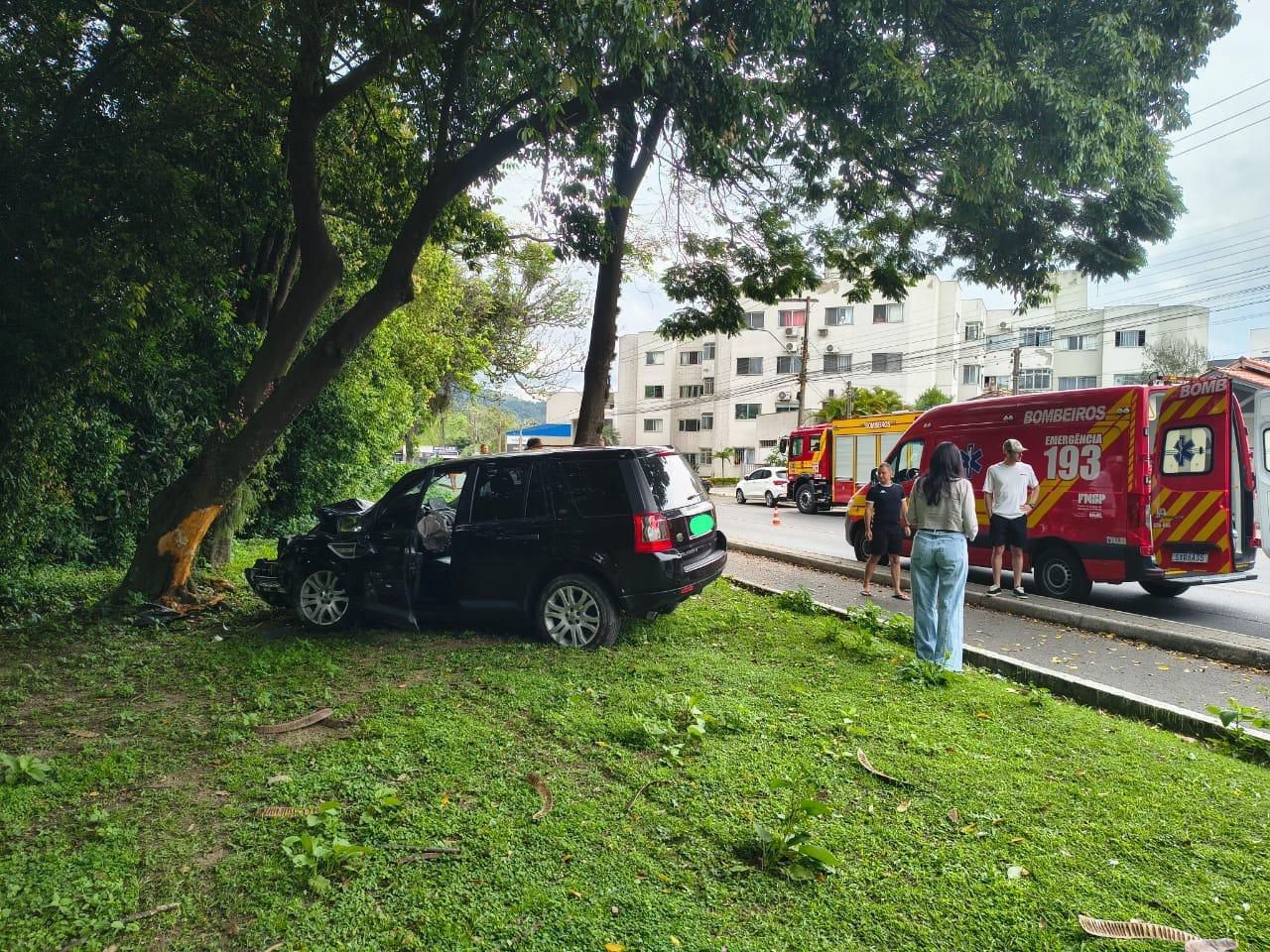 Carro sai da pista e colide contra árvore próximo ao rio Tubarão na avenida José Acácio Moreira, em Tubarão