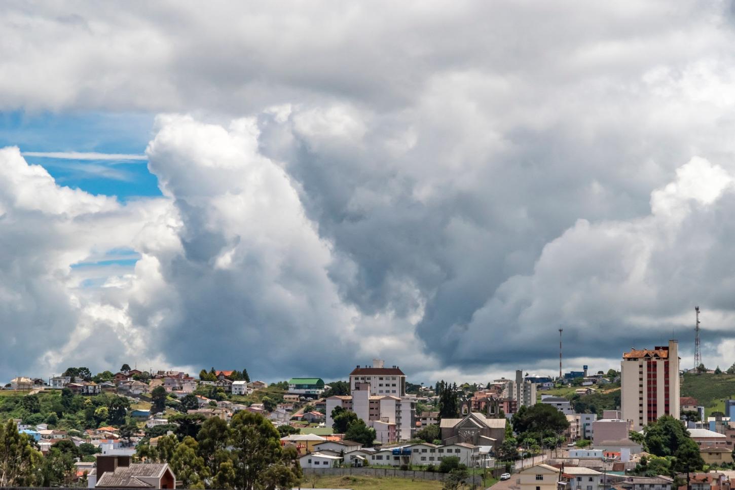 Chuva persistente marca a terça (06) no Litoral e Vale; quarta (07) terá calor de 30°C e novos temporais no Oeste