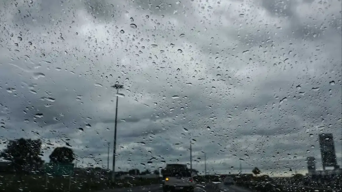 Circulação marítima traz chuva fraca ao Litoral nesta terça; sistema de baixa pressão traz temporais na quarta-feira em SC