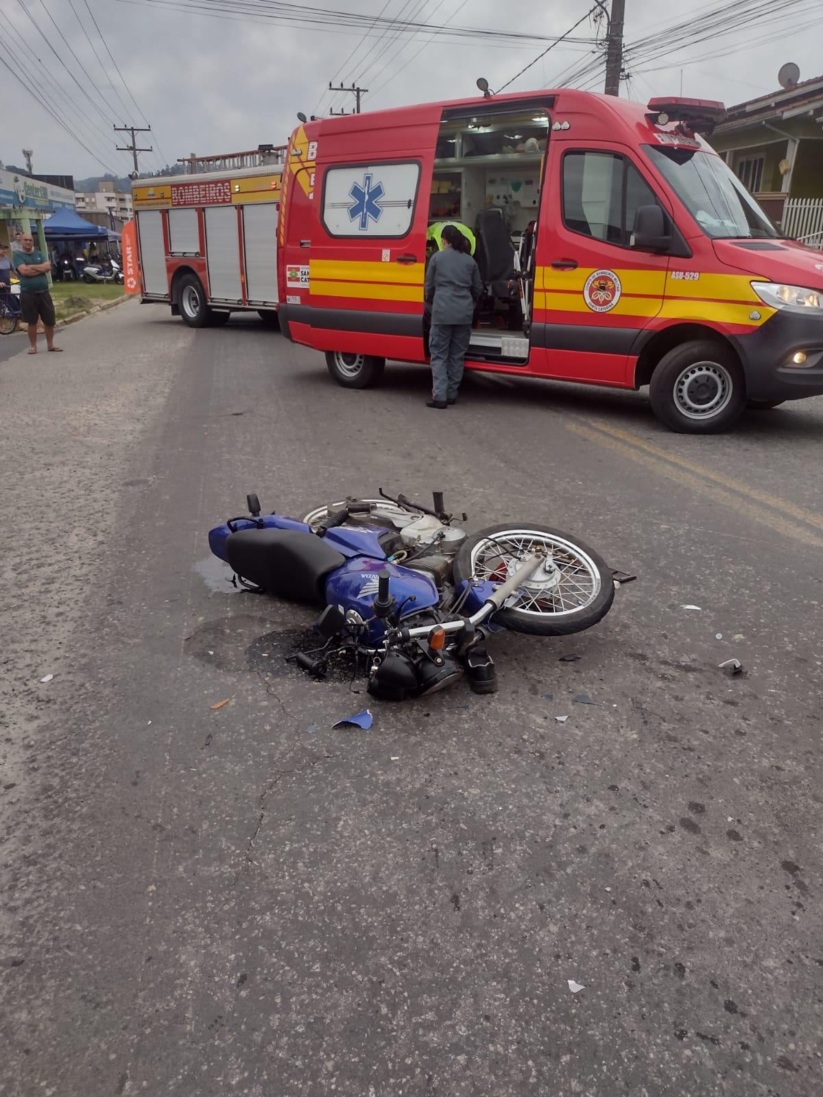 Colisão entre moto e carro deixa motociclista ferido na Rua Padre José, em São Ludgero