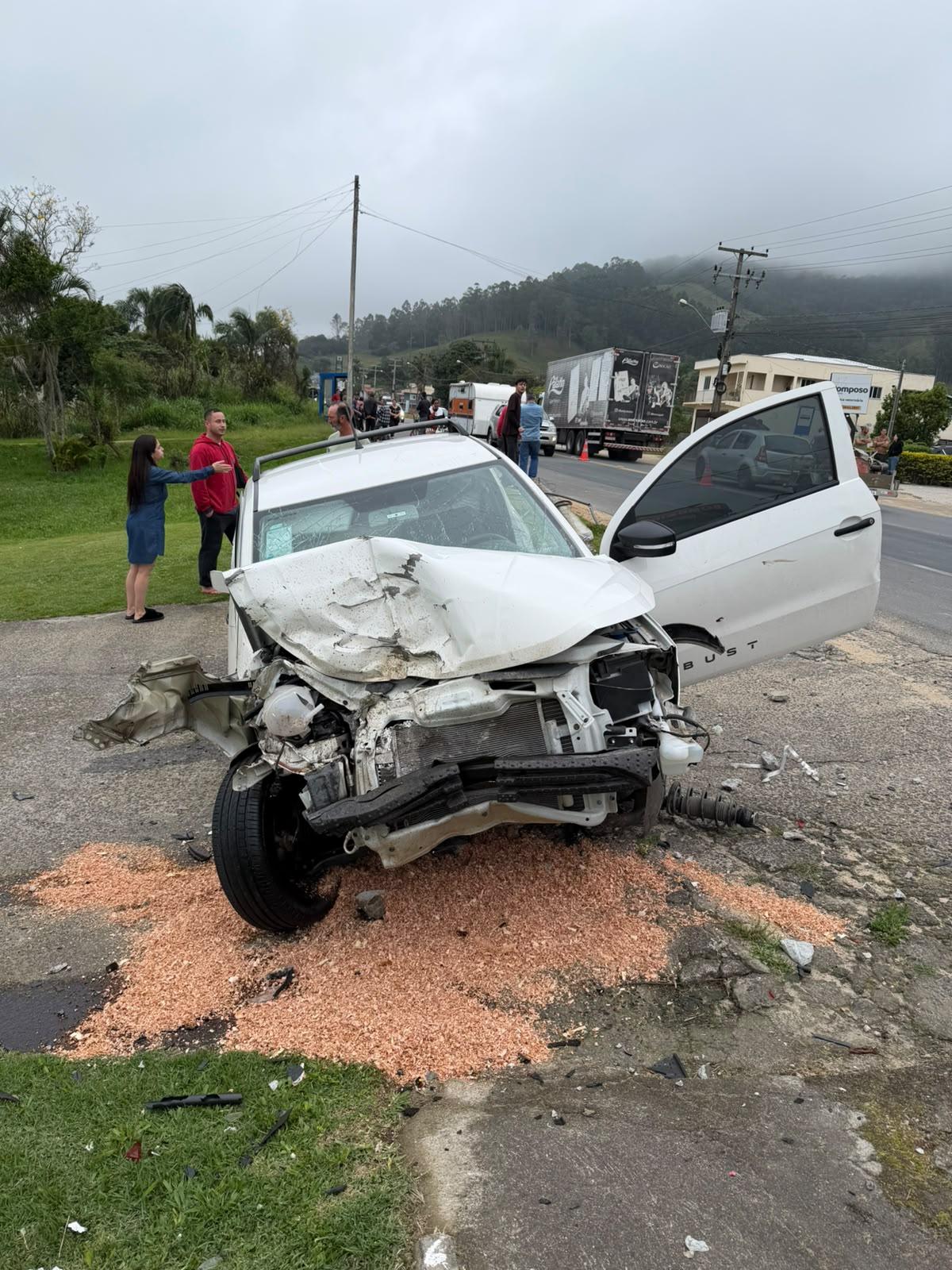 Colisão entre veículos e queda de poste deixam três feridos na SC-370 em Gravatal
