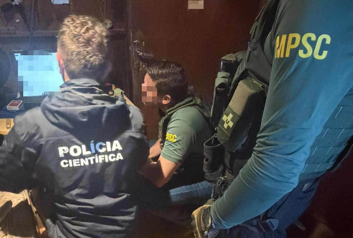 CyberGAECO cumpre mandados em Florianópolis e Pomerode e realiza prisão na Operação Mariposa IV