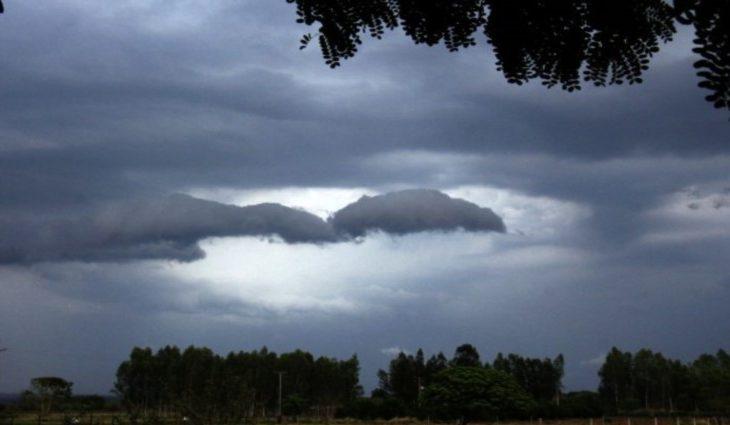 Defesa Civil alerta para avanço de frente fria e risco de temporais com chuva intensa em SC