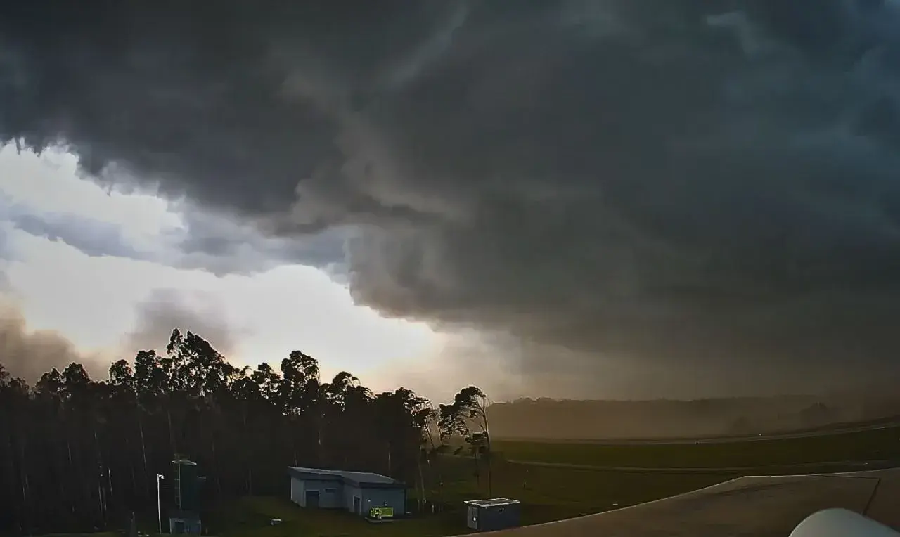 Domingo de eleição começa com temporais em SC; nova rodada de chuva intensa e frio atinge o Estado na segunda (05)