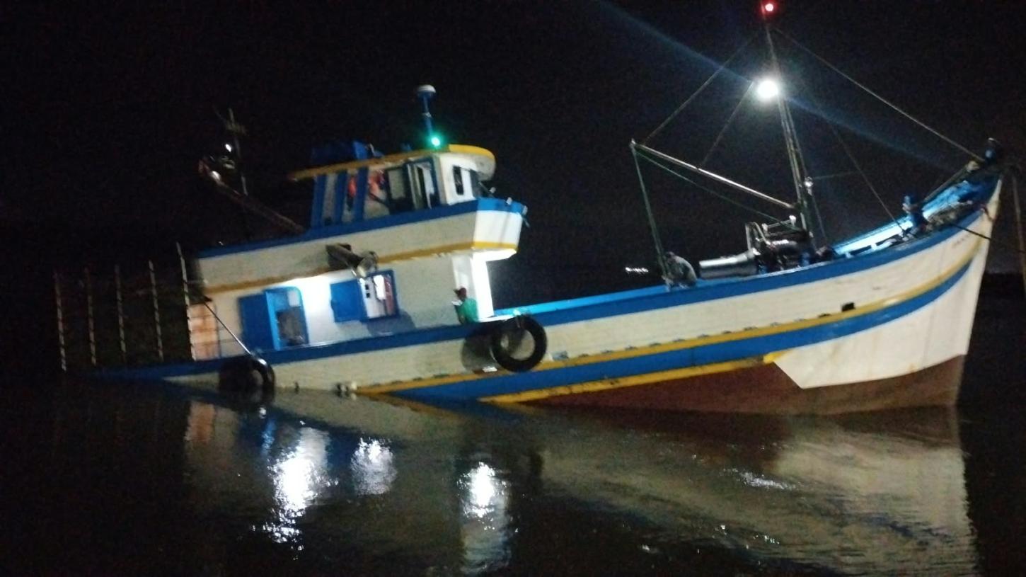 Embarcação de pesca atinge pedra e sofre avaria no casco com entrada de água nos Molhes da Barra, em Laguna